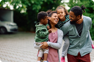 article cards - in post (300 x 200 px) happy family on a walk